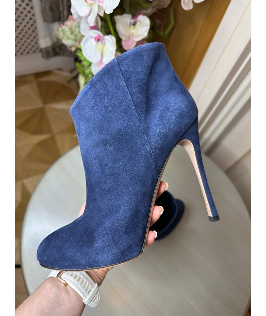 GIANVITO ROSSI Темно-синие замшевые ботильоны, фото 3
