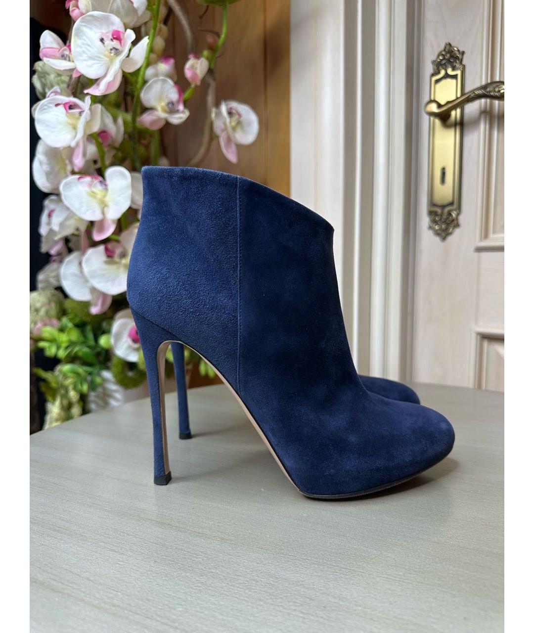 GIANVITO ROSSI Темно-синие замшевые ботильоны, фото 9