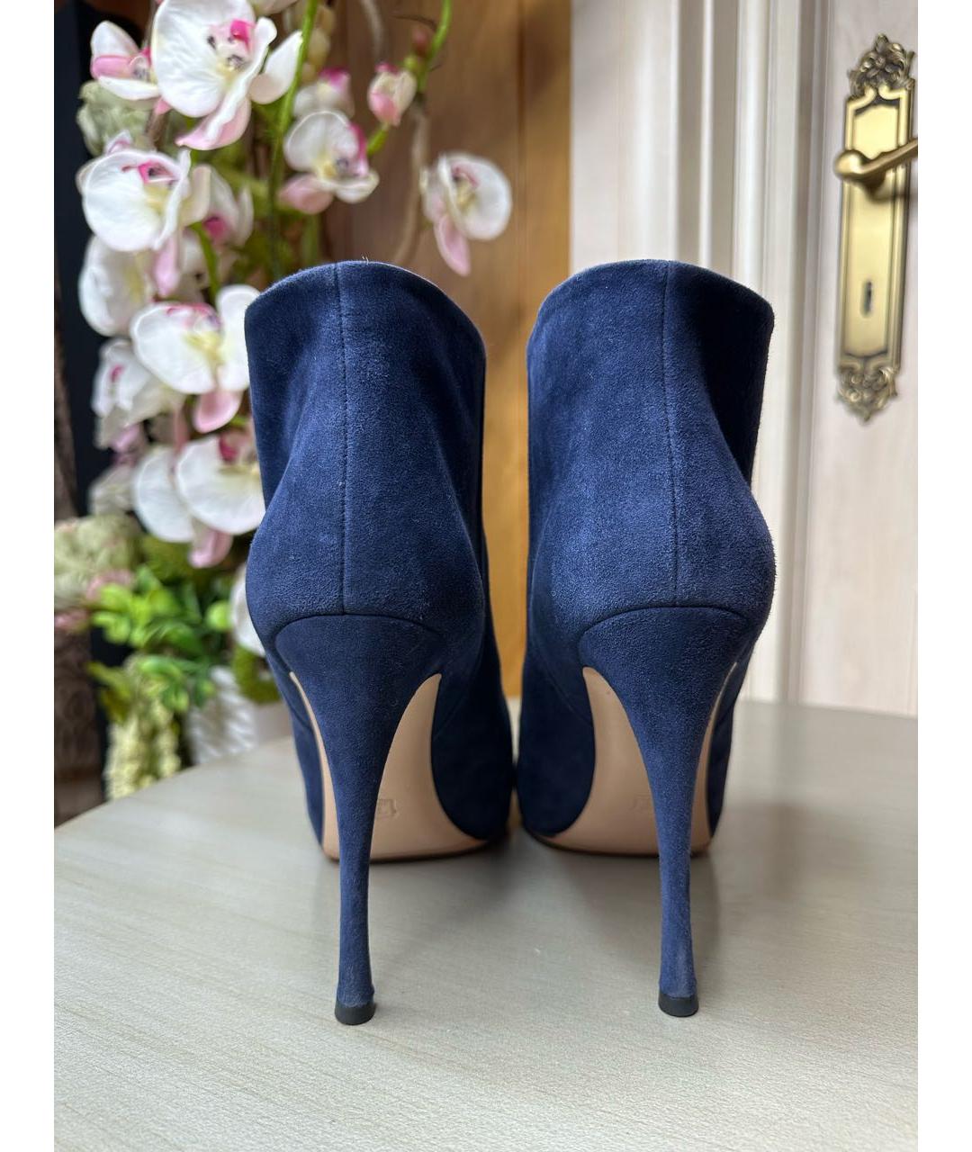 GIANVITO ROSSI Темно-синие замшевые ботильоны, фото 4