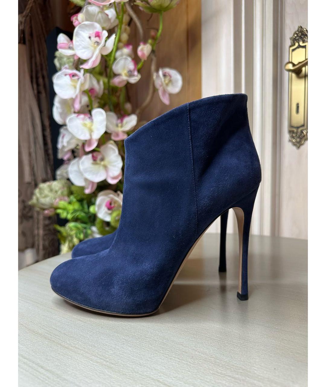 GIANVITO ROSSI Темно-синие замшевые ботильоны, фото 5