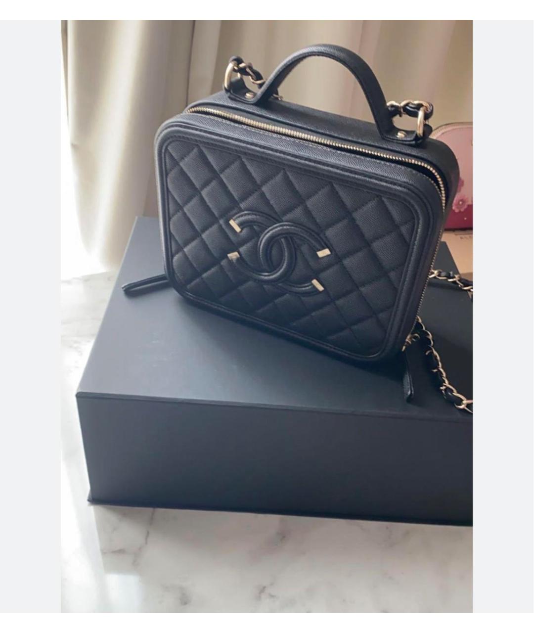 CHANEL Черная сумка через плечо из лакированной кожи, фото 3