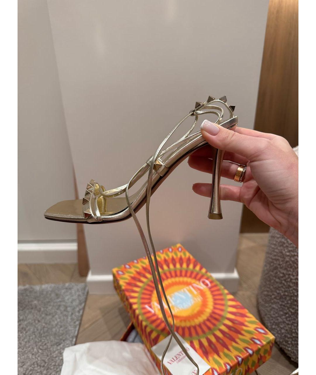 VALENTINO Золотые босоножки, фото 5