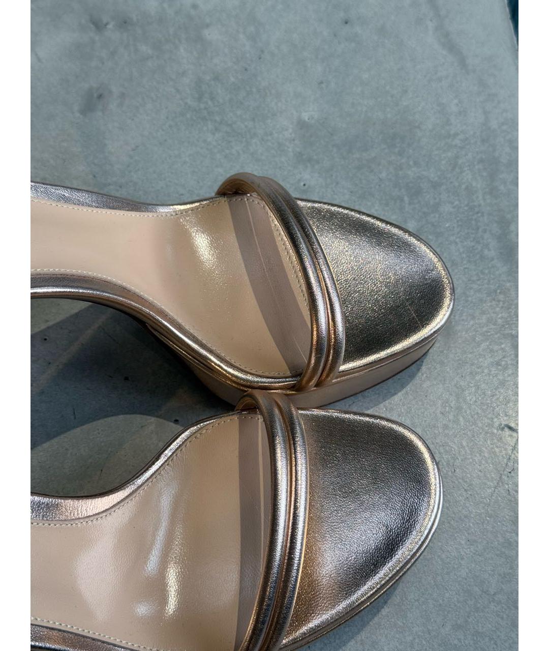 GIANVITO ROSSI Золотые кожаные босоножки, фото 4
