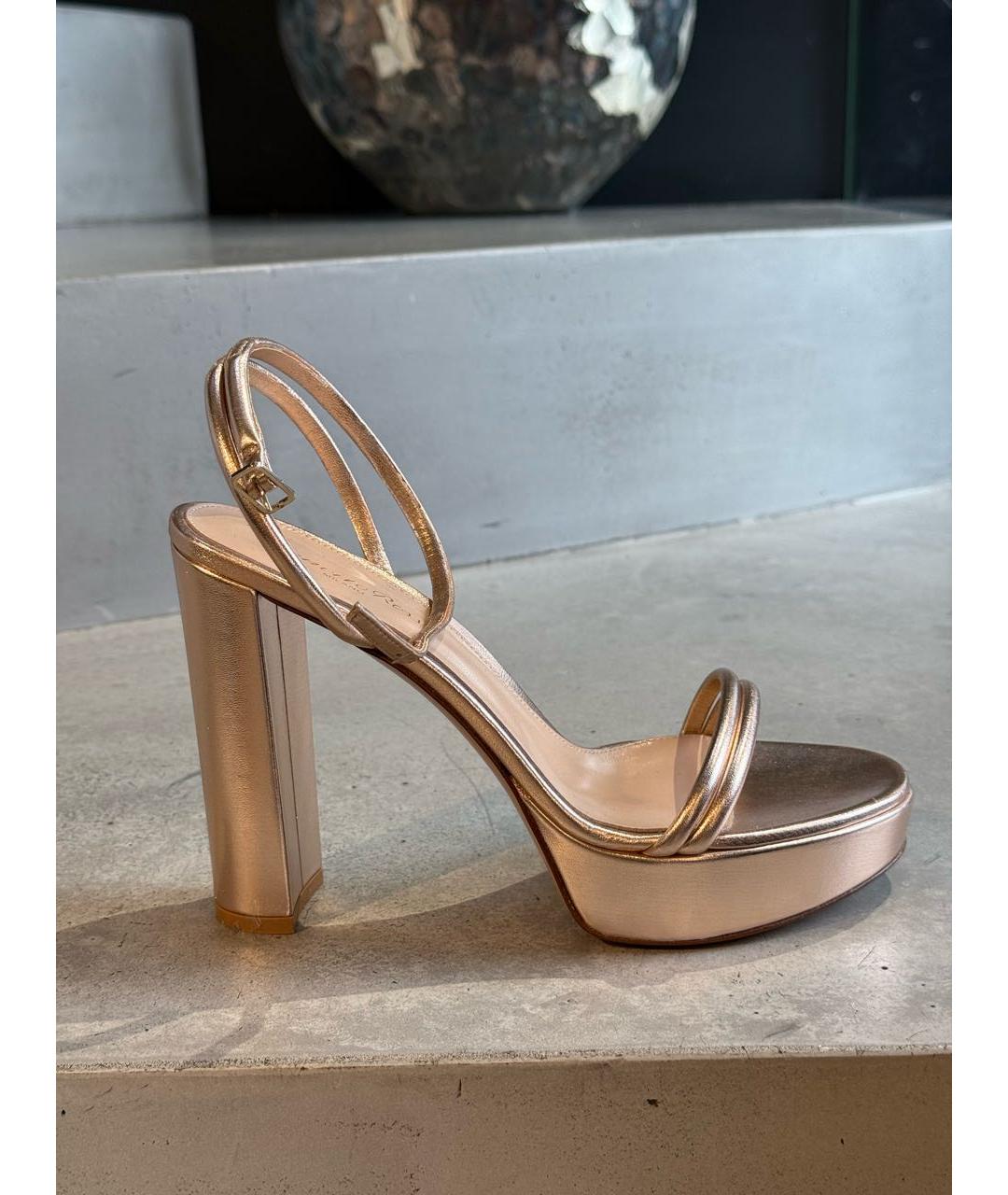 GIANVITO ROSSI Золотые кожаные босоножки, фото 6