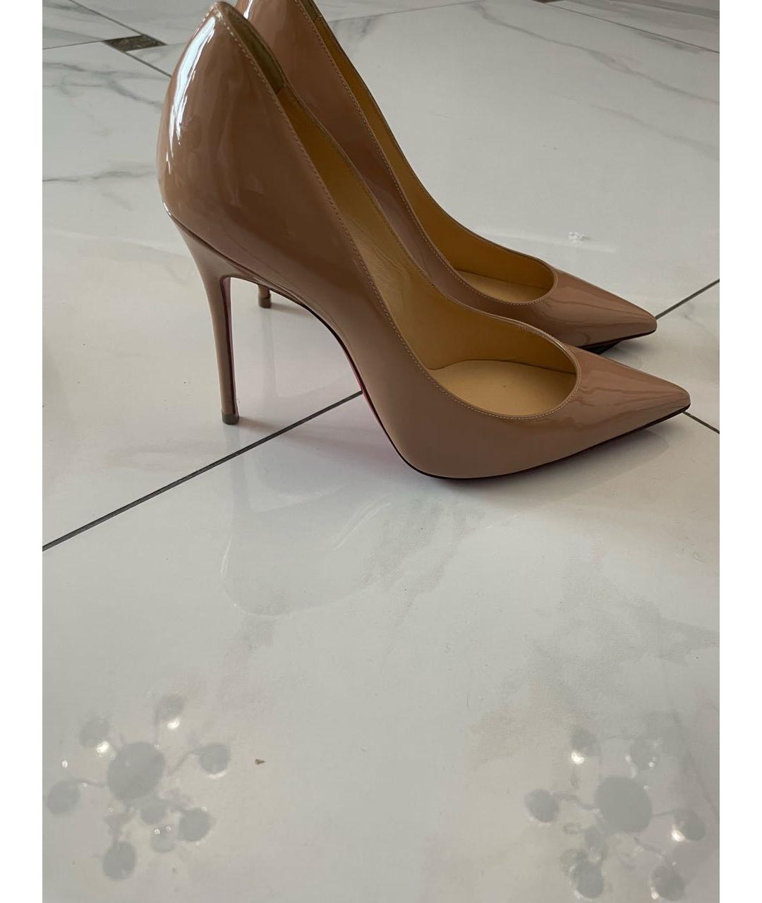 CHRISTIAN LOUBOUTIN Бежевые туфли из лакированной кожи, фото 7
