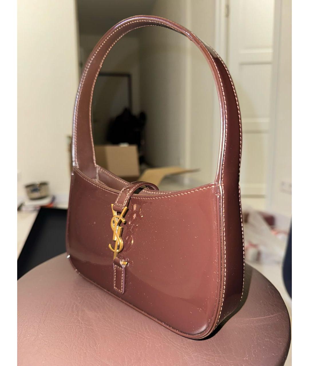 SAINT LAURENT Коричневая сумка с короткими ручками из лакированной кожи, фото 2