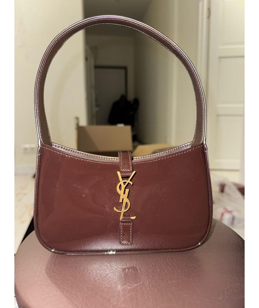 SAINT LAURENT Коричневая сумка с короткими ручками из лакированной кожи, фото 5