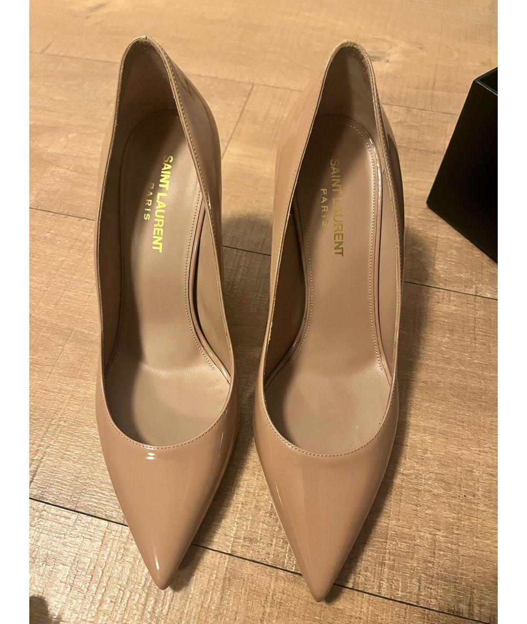 SAINT LAURENT Бежевые туфли из лакированной кожи, фото 2