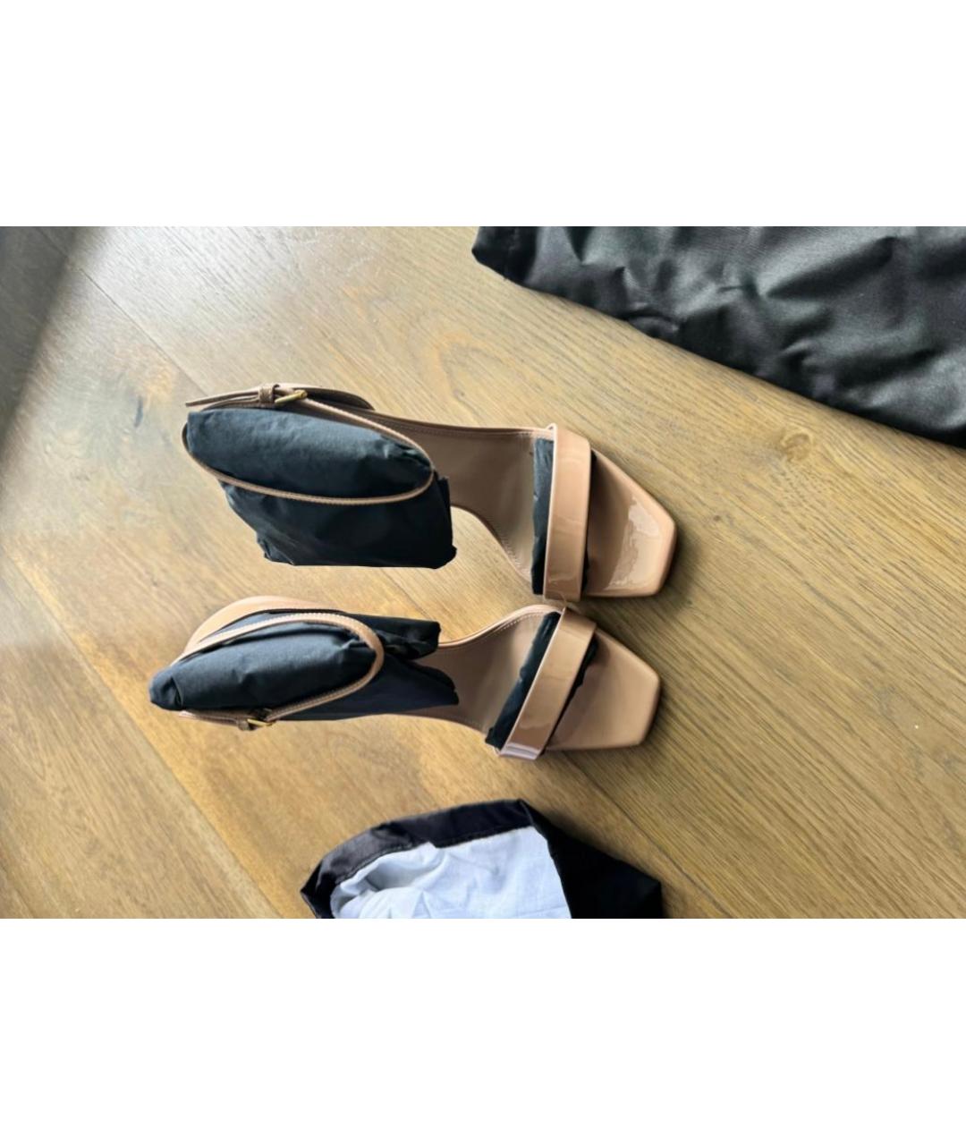 SAINT LAURENT Бежевые босоножки из лакированной кожи, фото 7