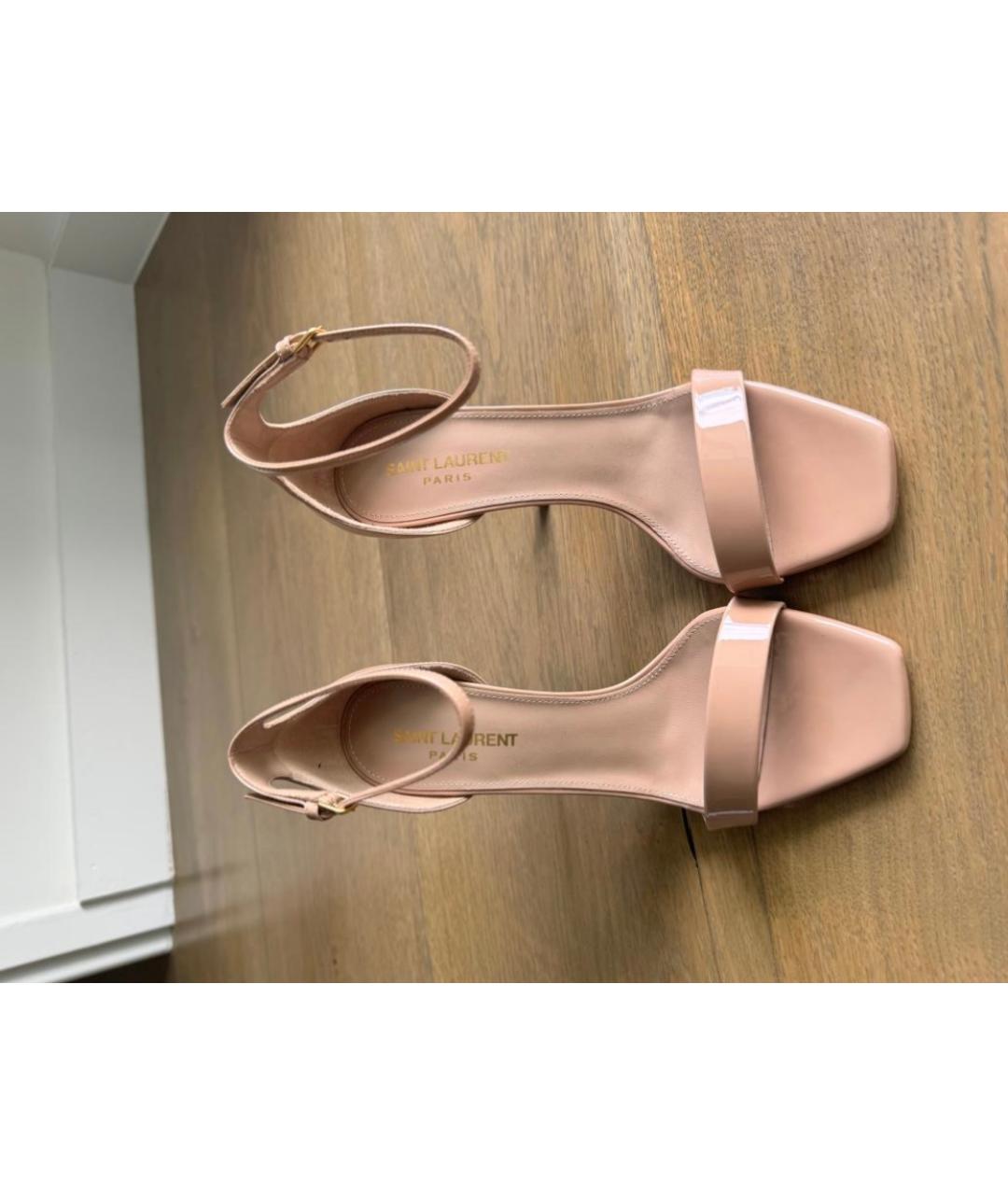 SAINT LAURENT Бежевые босоножки из лакированной кожи, фото 2