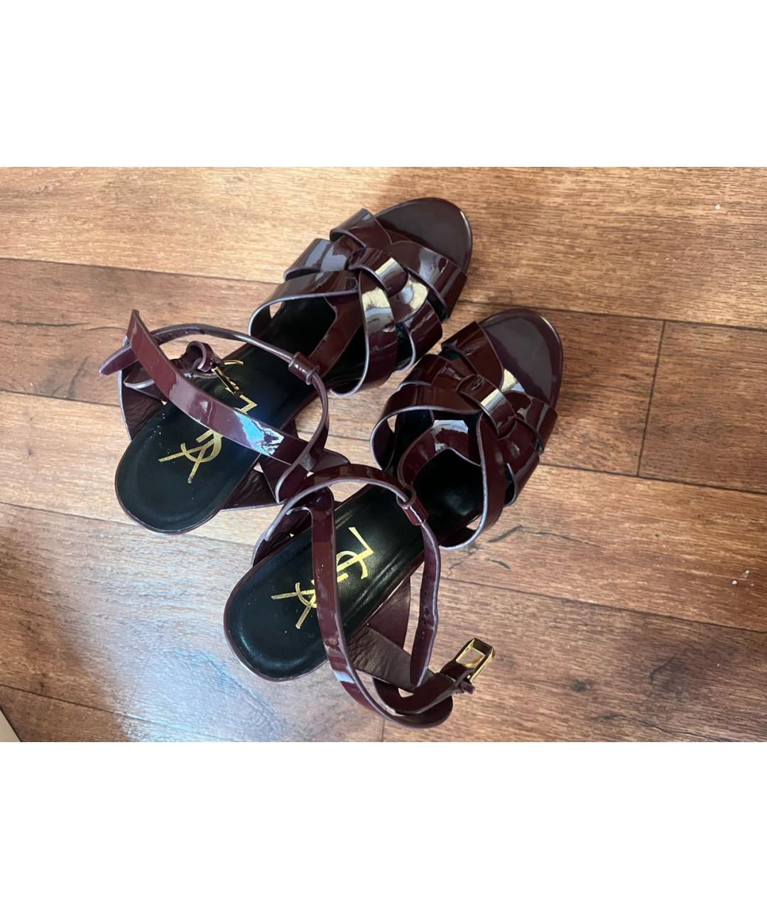 SAINT LAURENT Бордовые босоножки из лакированной кожи, фото 3