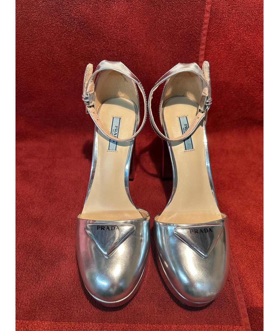 PRADA Серебряные босоножки из лакированной кожи, фото 2