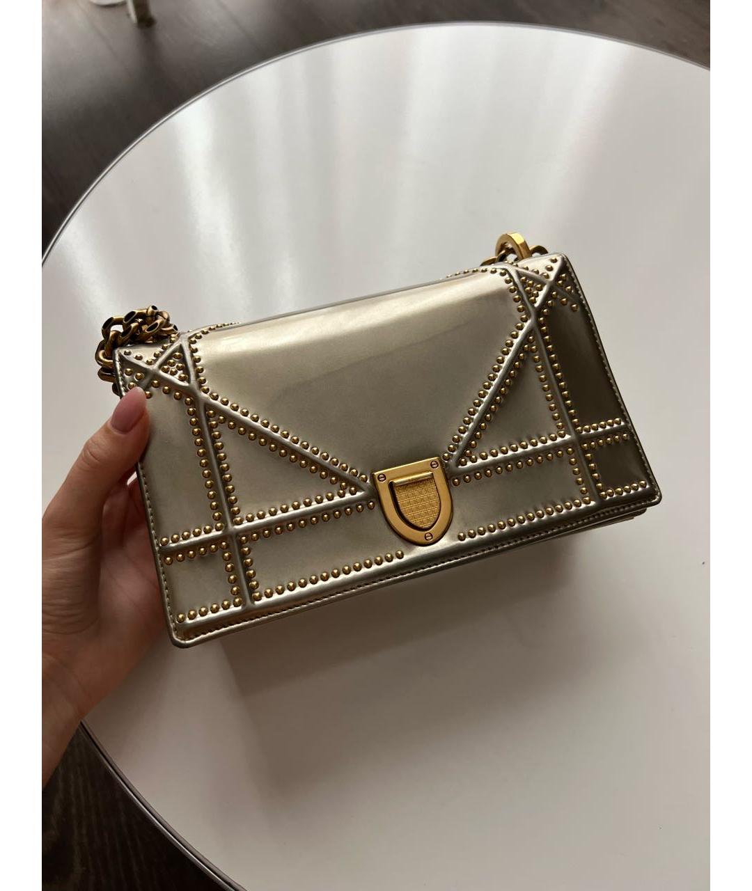 CHRISTIAN DIOR Золотая сумка через плечо из лакированной кожи, фото 1