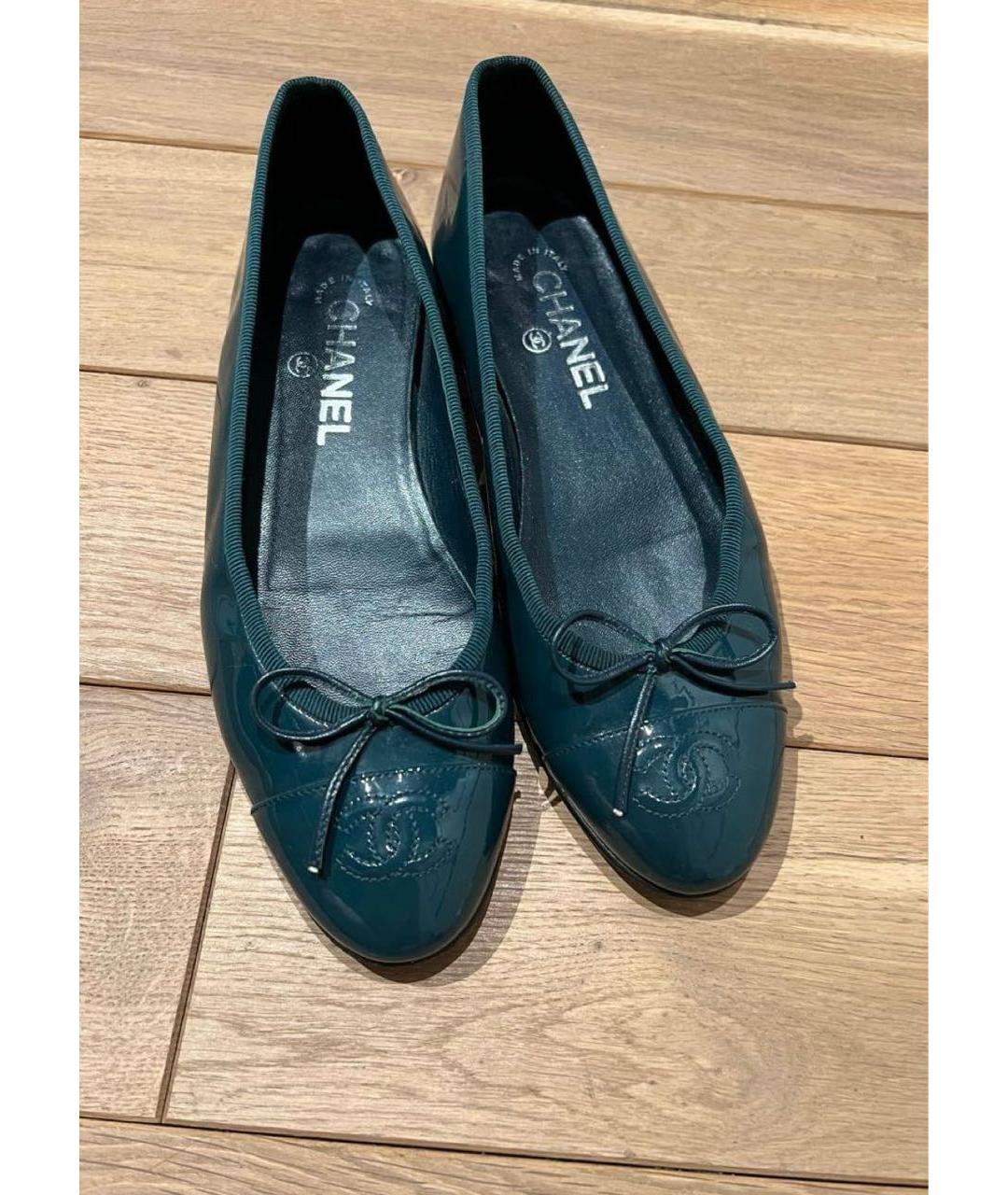 CHANEL Зеленые балетки из лакированной кожи, фото 2