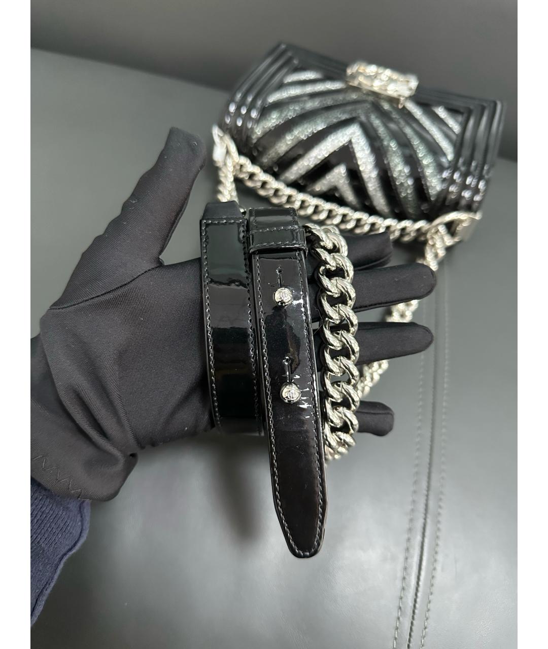 CHANEL Черная сумка через плечо из лакированной кожи, фото 9