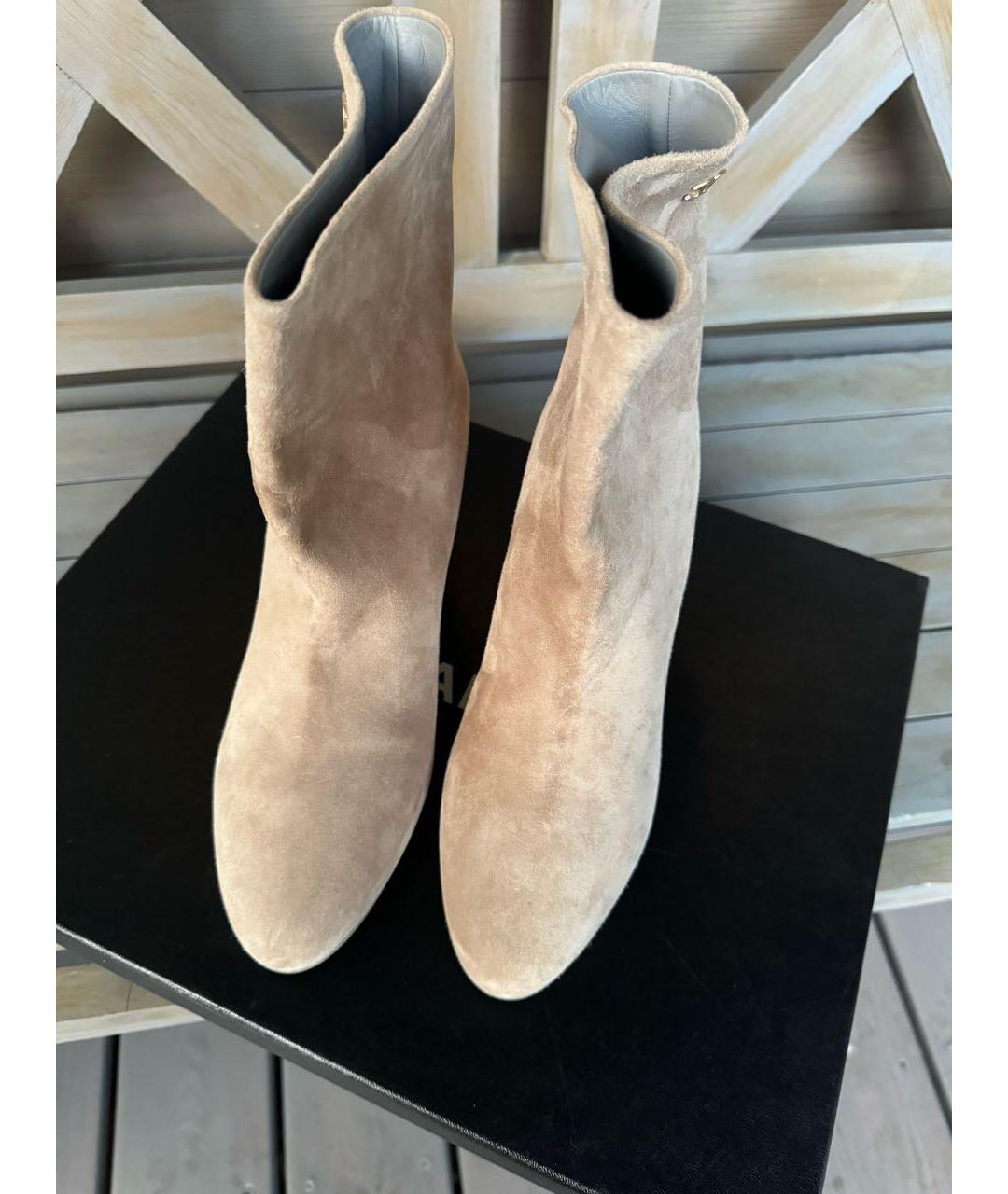 CHANEL Бежевые замшевые ботинки, фото 2