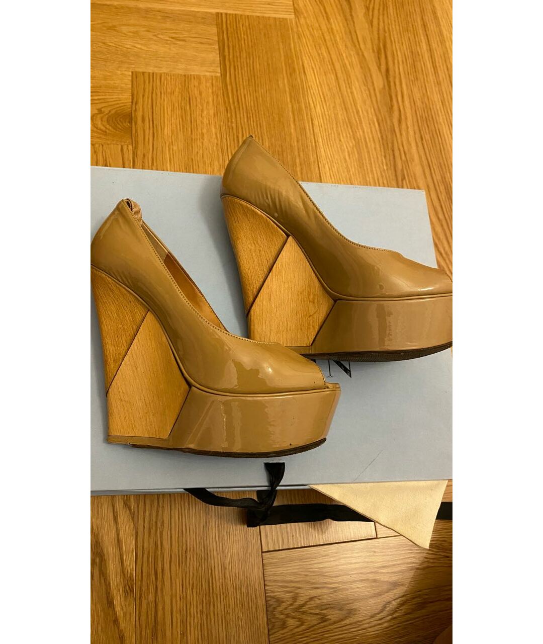 LANVIN Бежевые босоножки из лакированной кожи, фото 5
