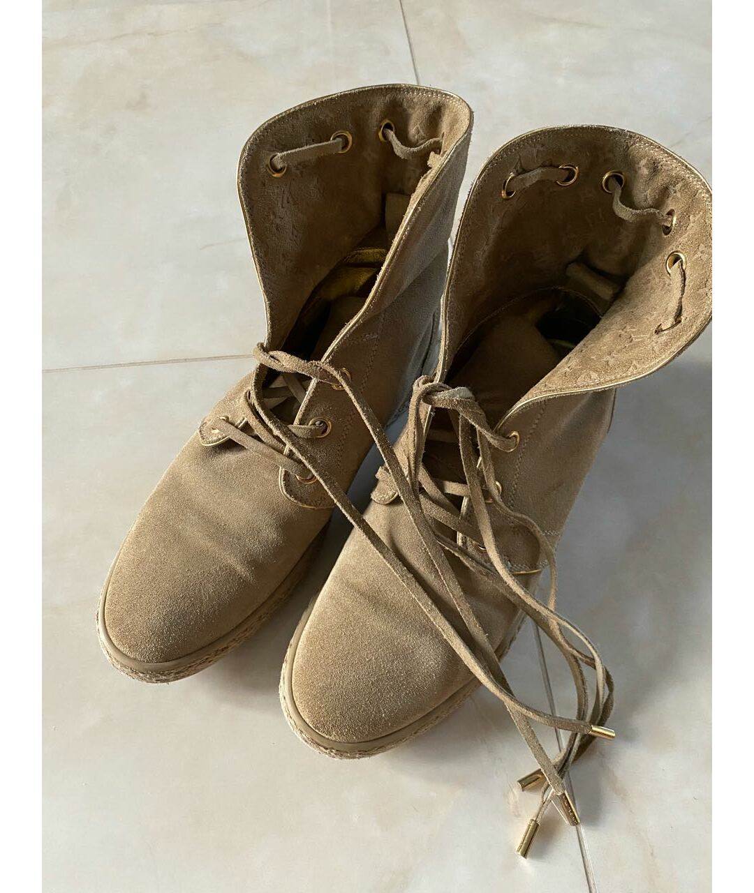 LOUIS VUITTON PRE-OWNED Бежевые замшевые ботинки, фото 2