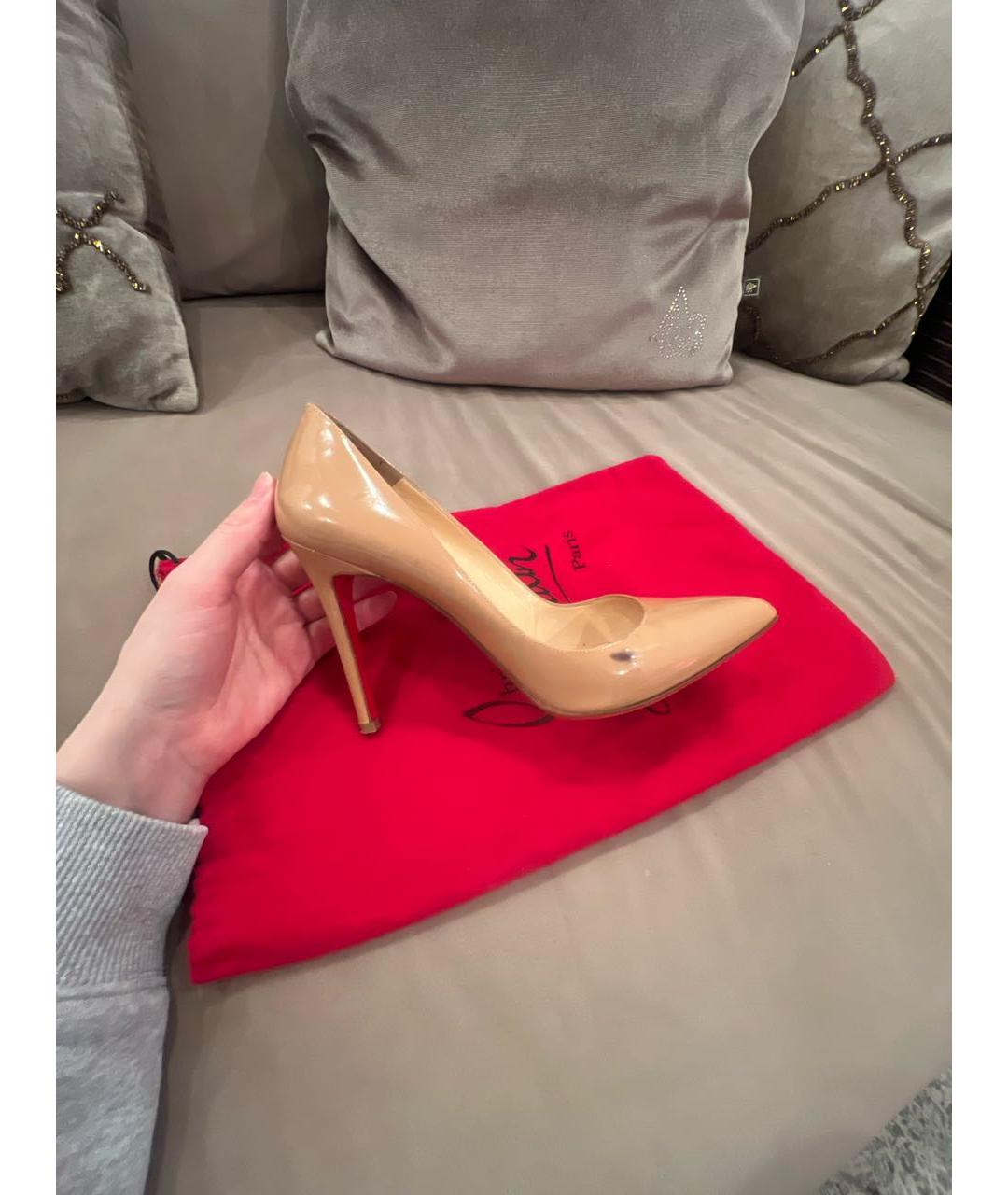 CHRISTIAN LOUBOUTIN Бежевые туфли из лакированной кожи, фото 8