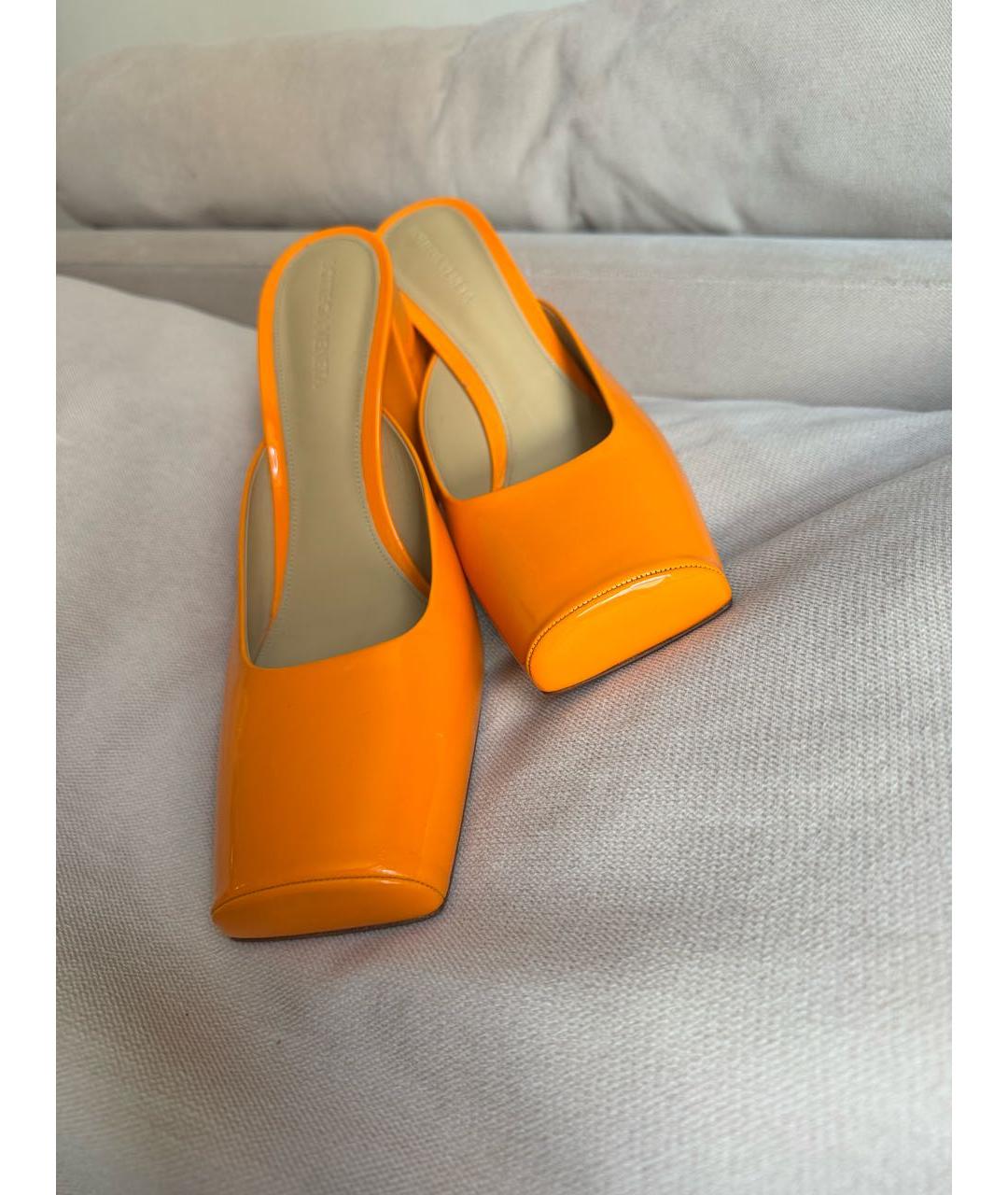 BOTTEGA VENETA Оранжевое сабо из лакированной кожи, фото 3