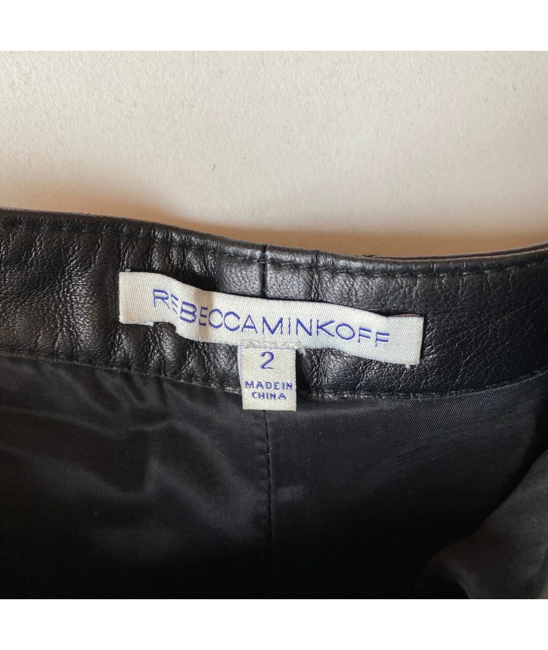 REBECCA MINKOFF Черные кожаные шорты, фото 3