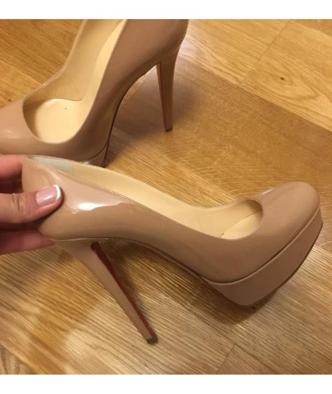 CHRISTIAN LOUBOUTIN Бежевые туфли из лакированной кожи, фото 2