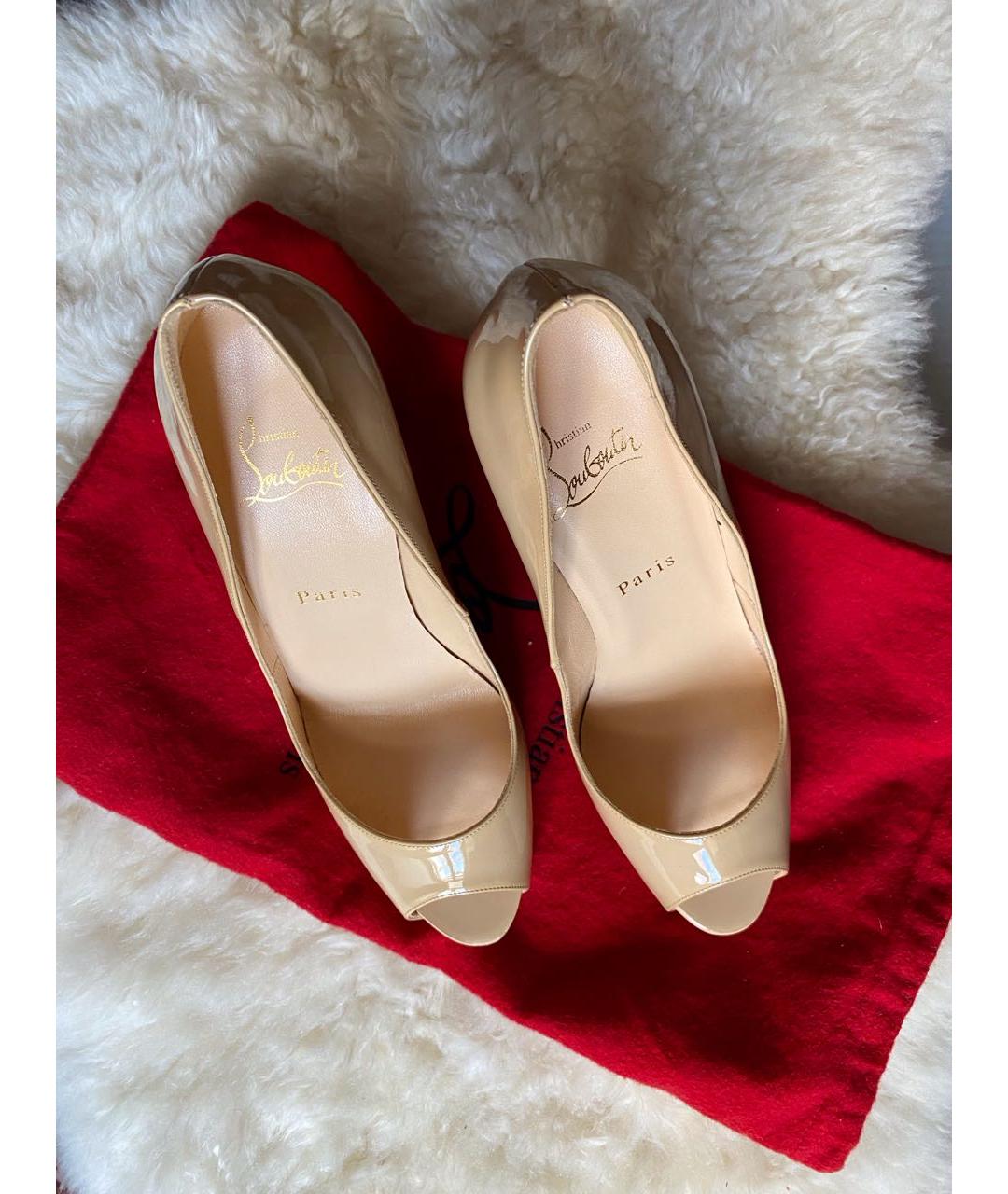 CHRISTIAN LOUBOUTIN Бежевые туфли из лакированной кожи, фото 6