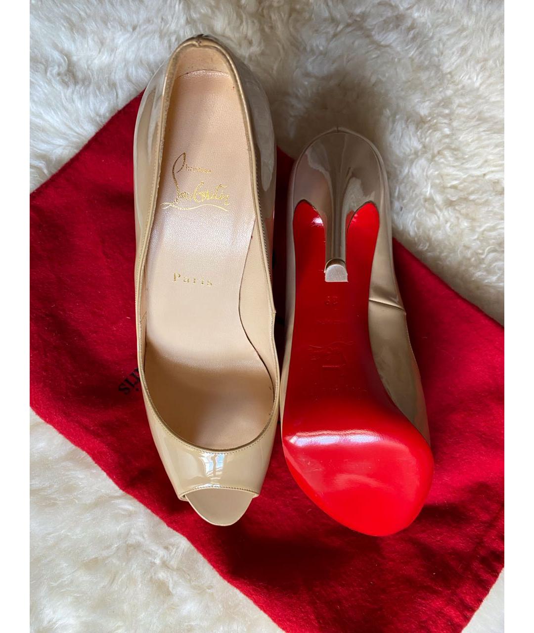 CHRISTIAN LOUBOUTIN Бежевые туфли из лакированной кожи, фото 7