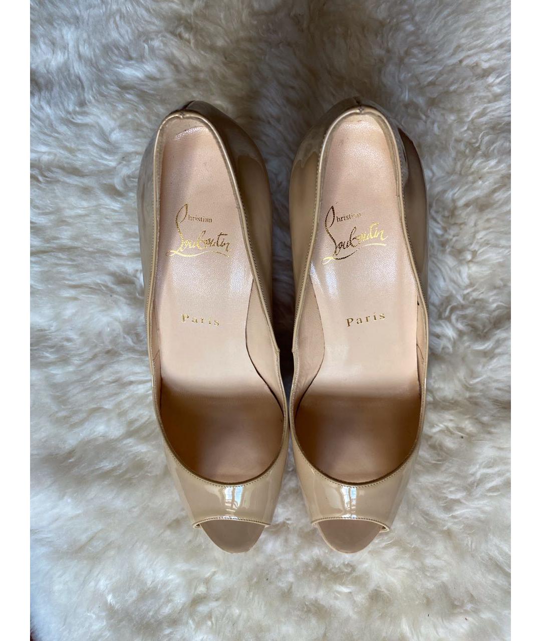 CHRISTIAN LOUBOUTIN Бежевые туфли из лакированной кожи, фото 5