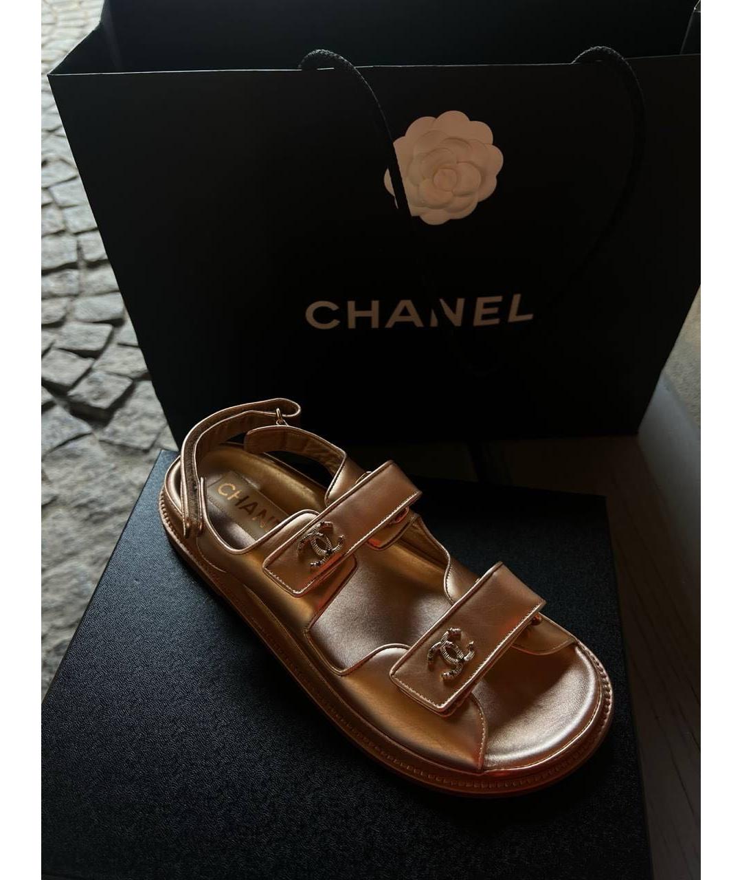 CHANEL Золотые кожаные сандалии, фото 5