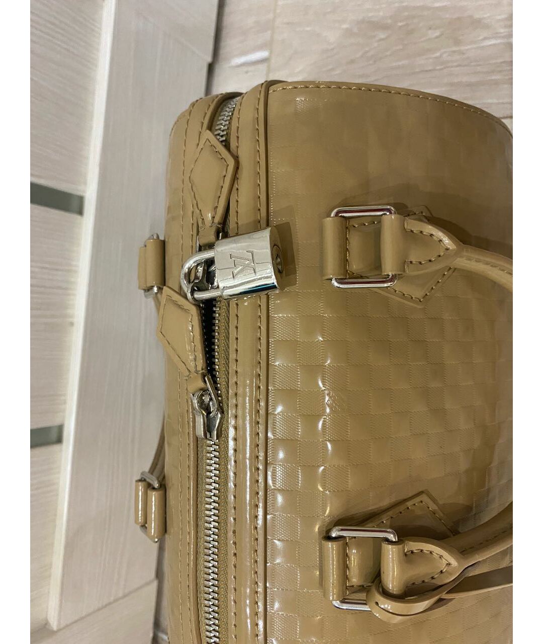 LOUIS VUITTON PRE-OWNED Бежевая сумка тоут из лакированной кожи, фото 4