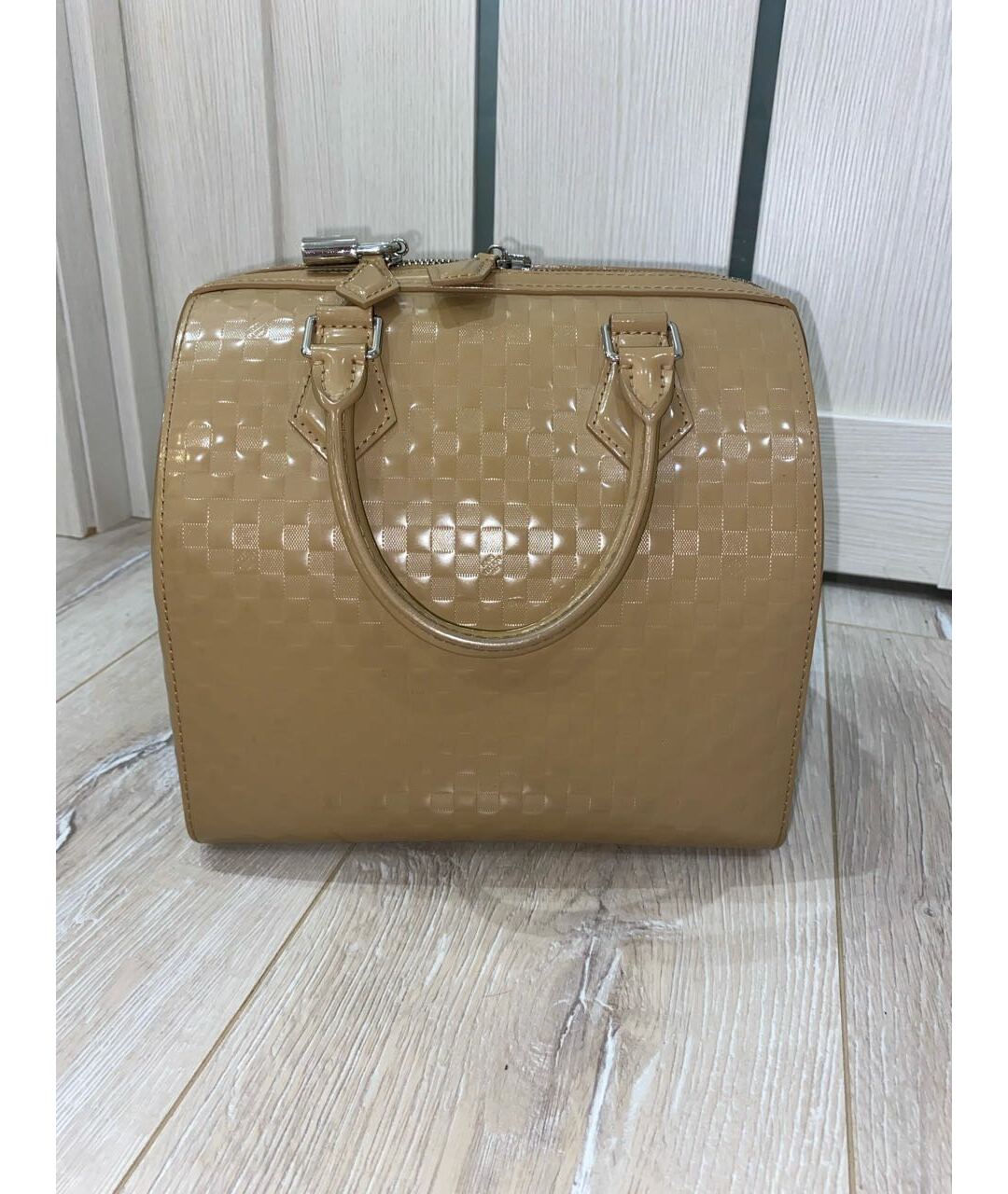 LOUIS VUITTON PRE-OWNED Бежевая сумка тоут из лакированной кожи, фото 6