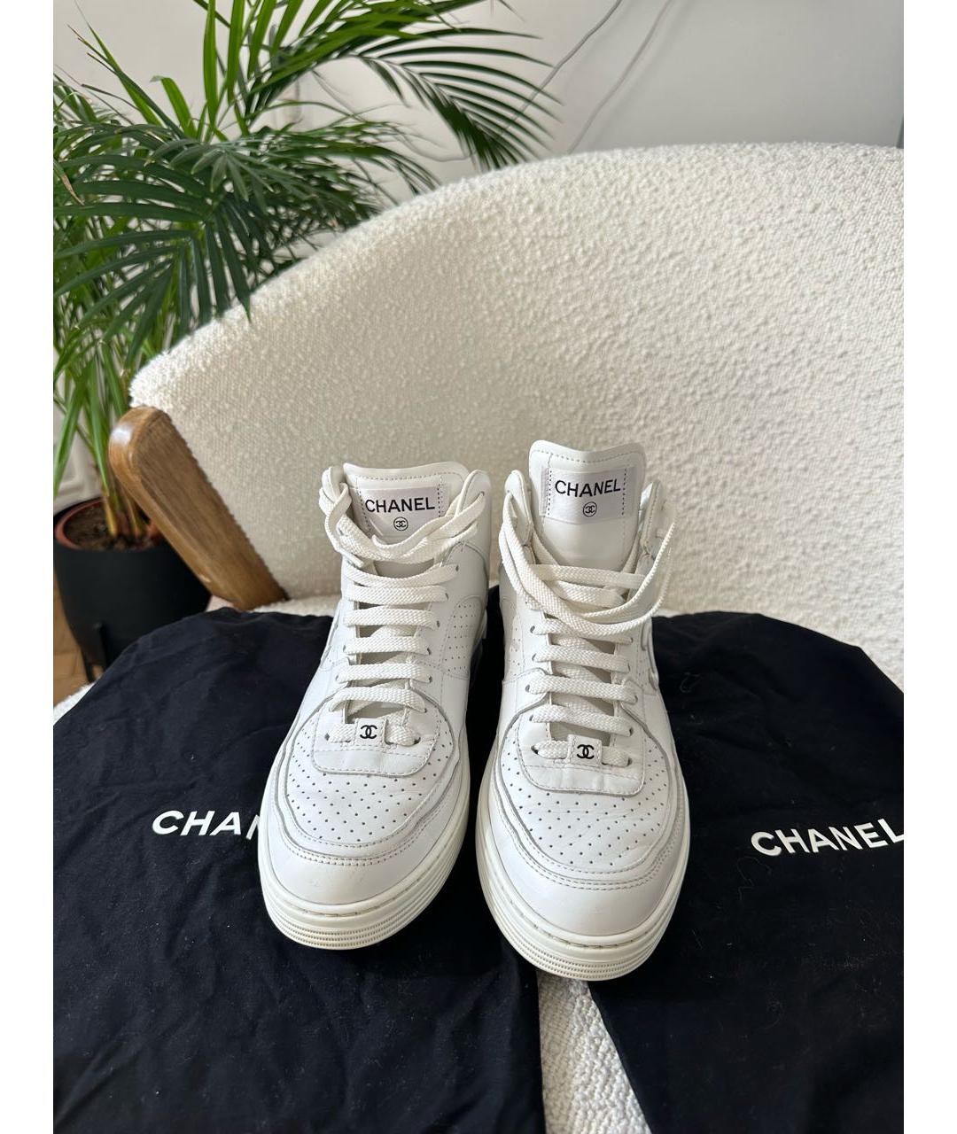 CHANEL Белые кожаные кроссовки, фото 2