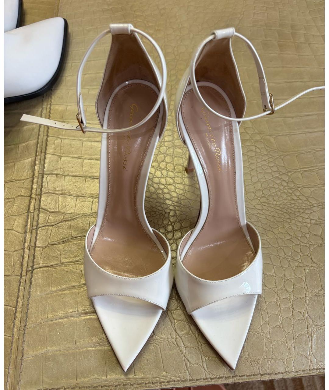 GIANVITO ROSSI Белые босоножки из лакированной кожи, фото 2