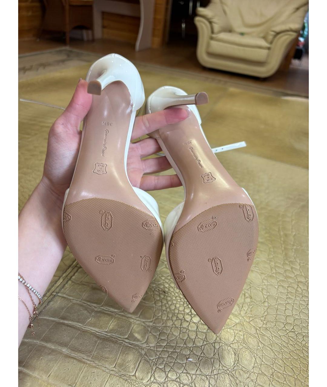 GIANVITO ROSSI Белые босоножки из лакированной кожи, фото 5