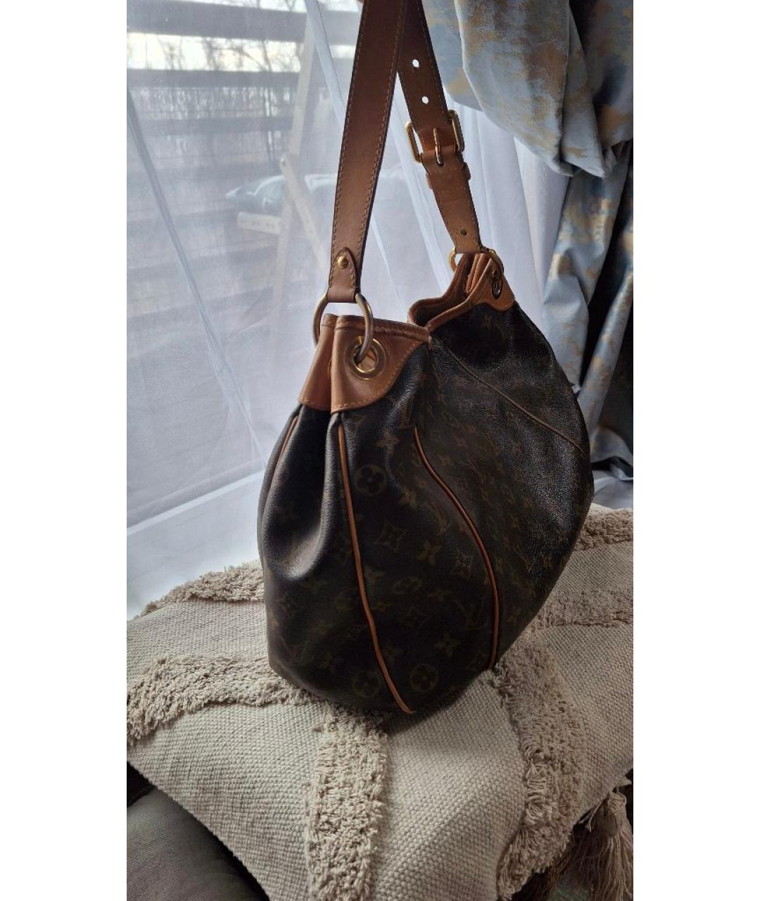 LOUIS VUITTON Коричневая кожаная сумка с короткими ручками, фото 2