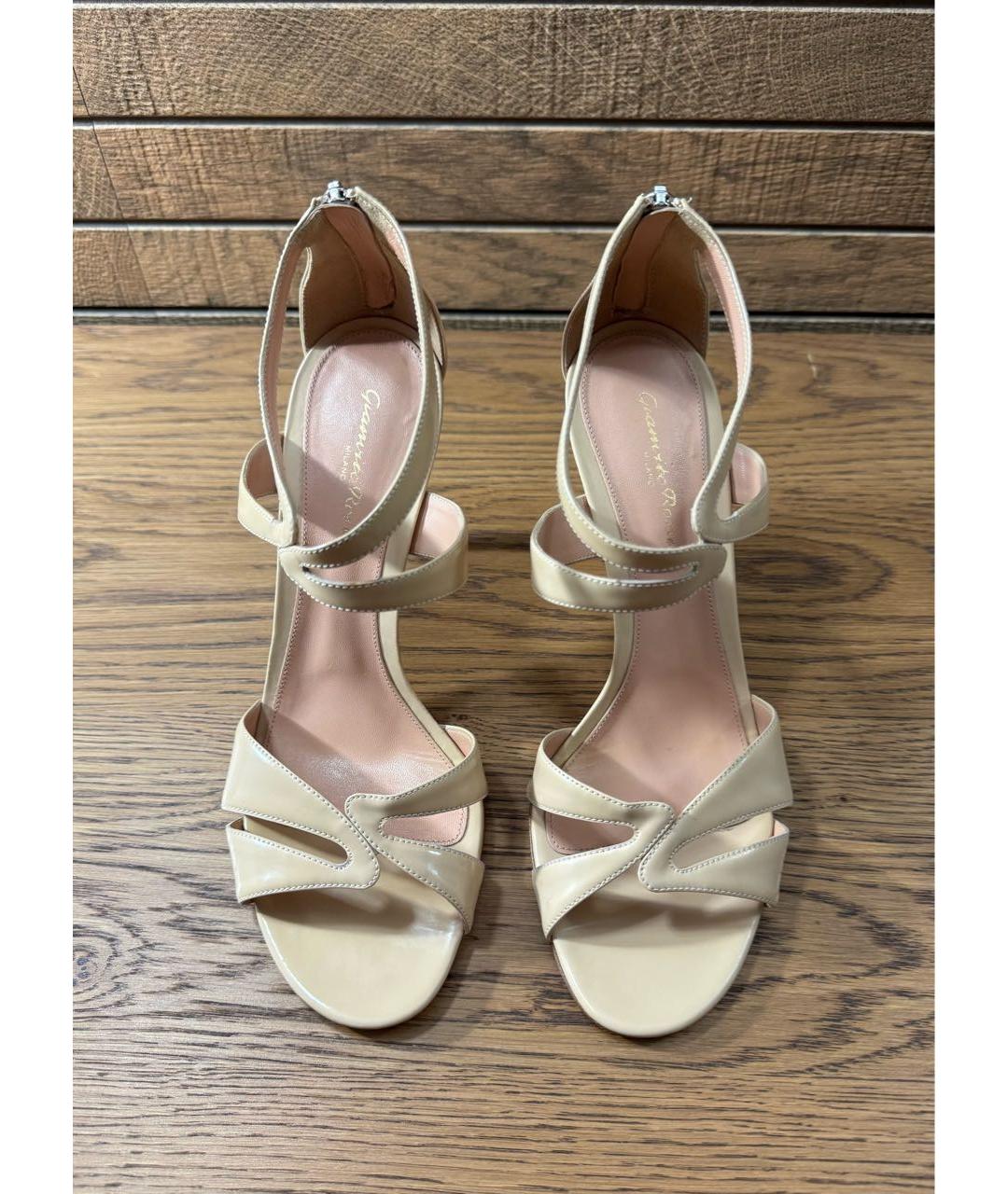 GIANVITO ROSSI Бежевые босоножки из лакированной кожи, фото 2