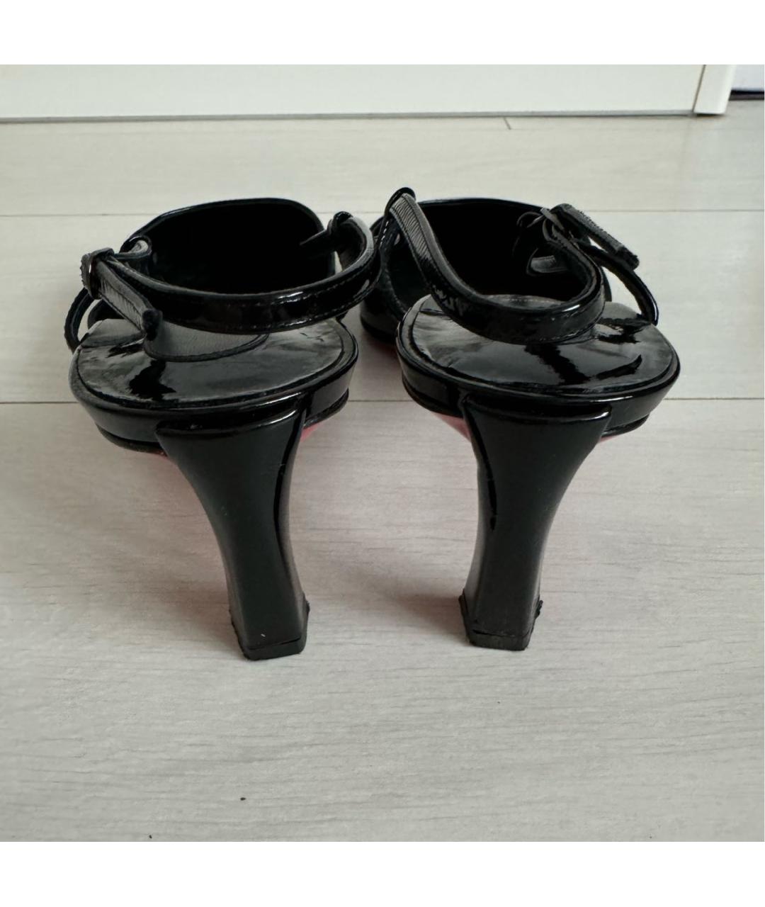 CHRISTIAN LOUBOUTIN Черные лодочки на низком каблуке из лакированной кожи, фото 4