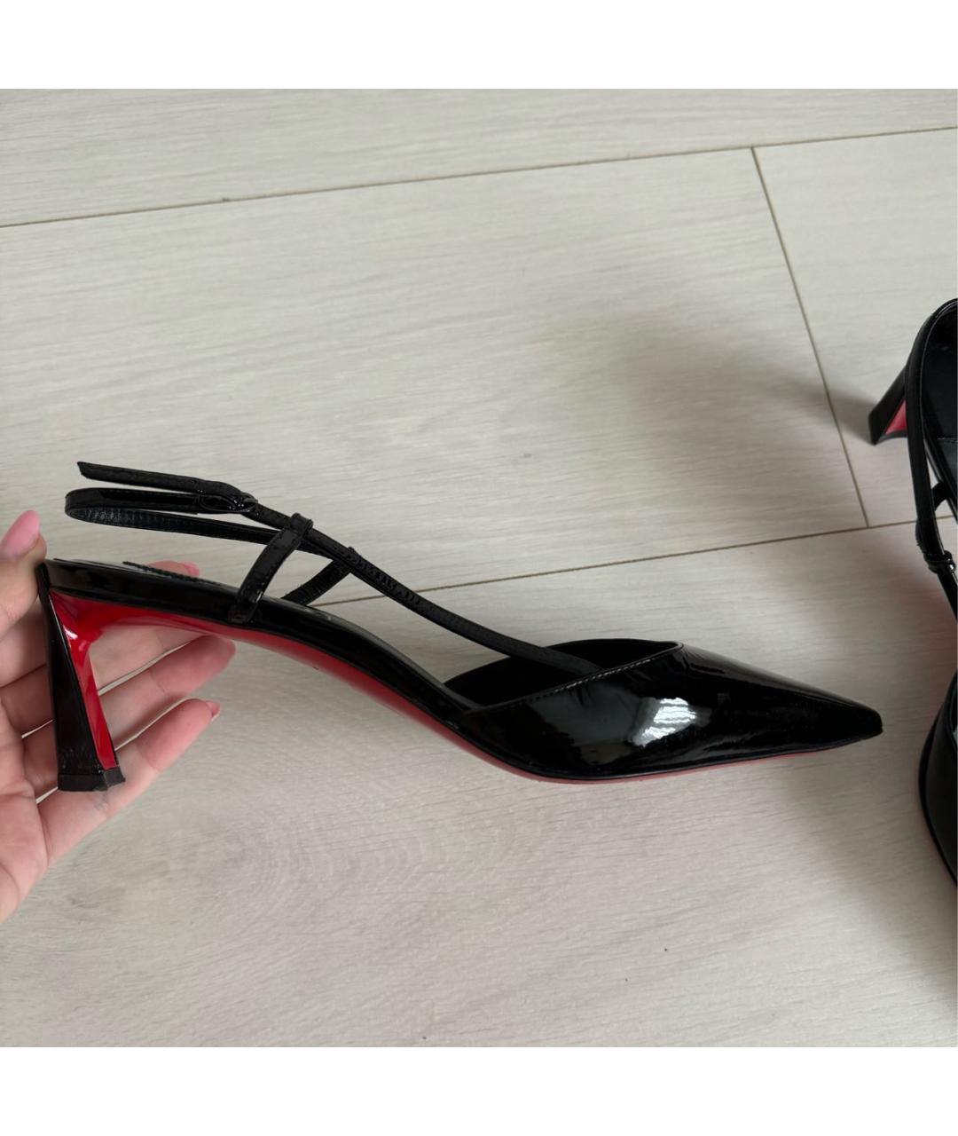 CHRISTIAN LOUBOUTIN Черные лодочки на низком каблуке из лакированной кожи, фото 6