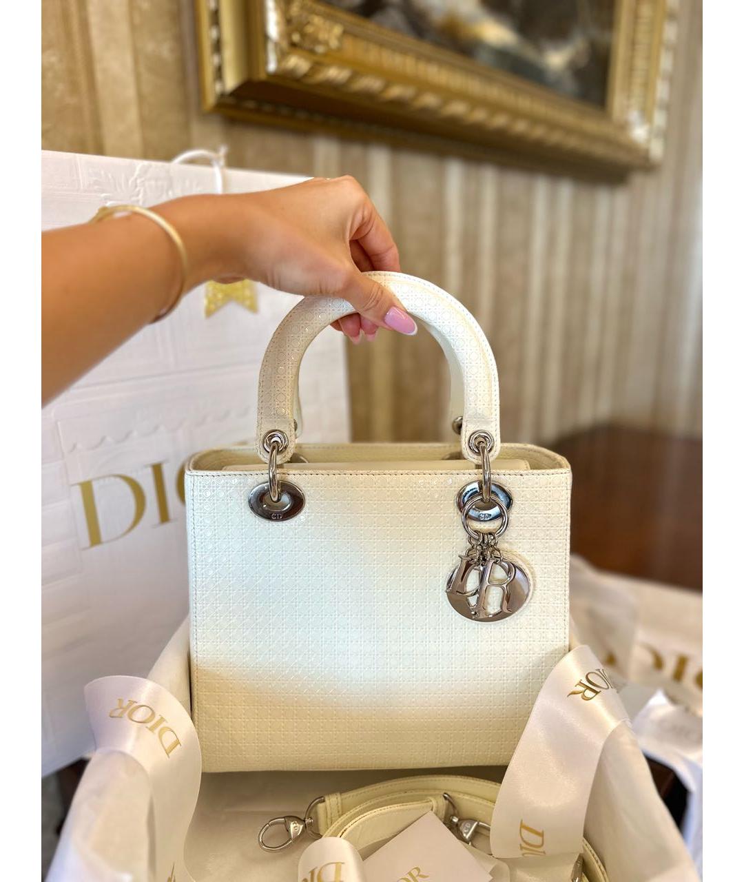 CHRISTIAN DIOR Белая сумка с короткими ручками из лакированной кожи, фото 2