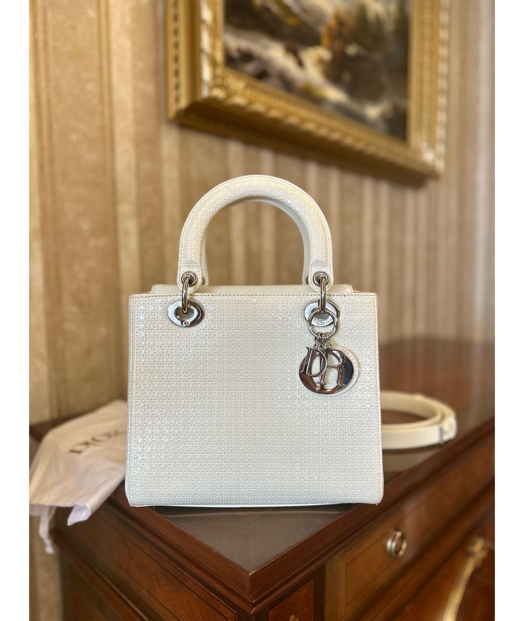 CHRISTIAN DIOR Белая сумка с короткими ручками из лакированной кожи, фото 2