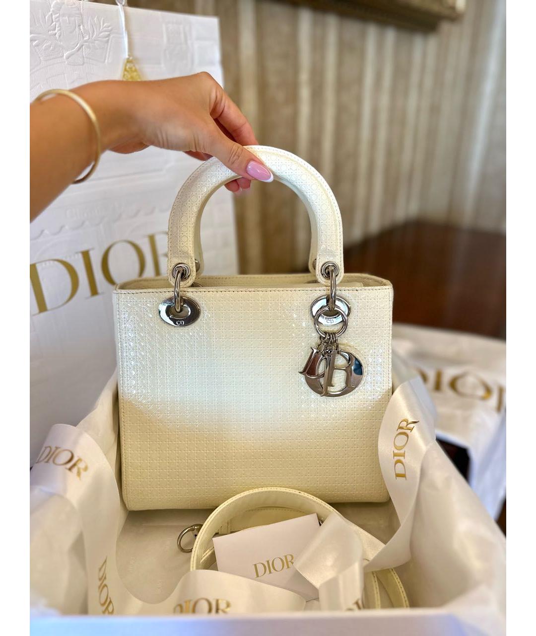 CHRISTIAN DIOR Белая сумка с короткими ручками из лакированной кожи, фото 4