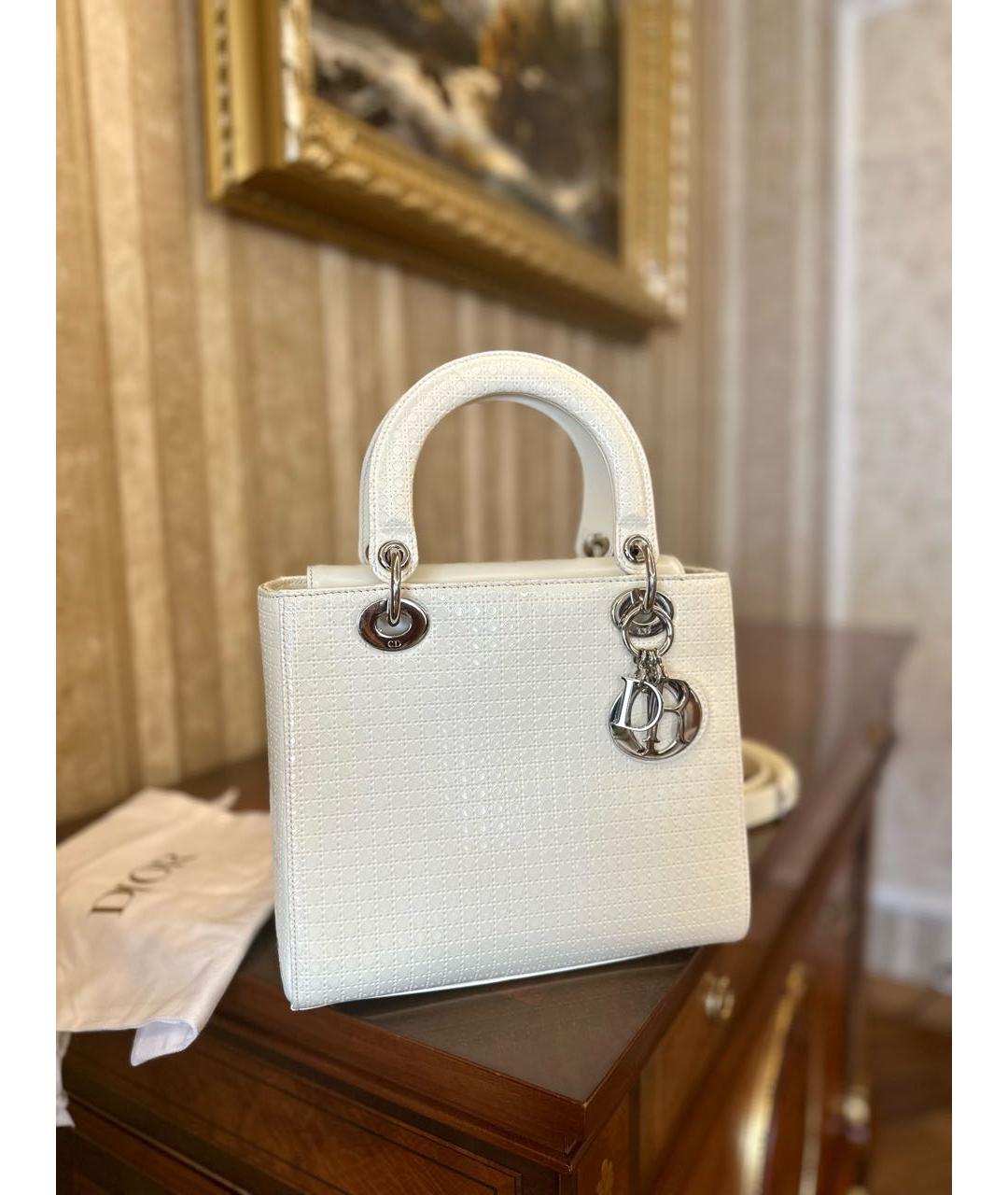 CHRISTIAN DIOR Белая сумка с короткими ручками из лакированной кожи, фото 3
