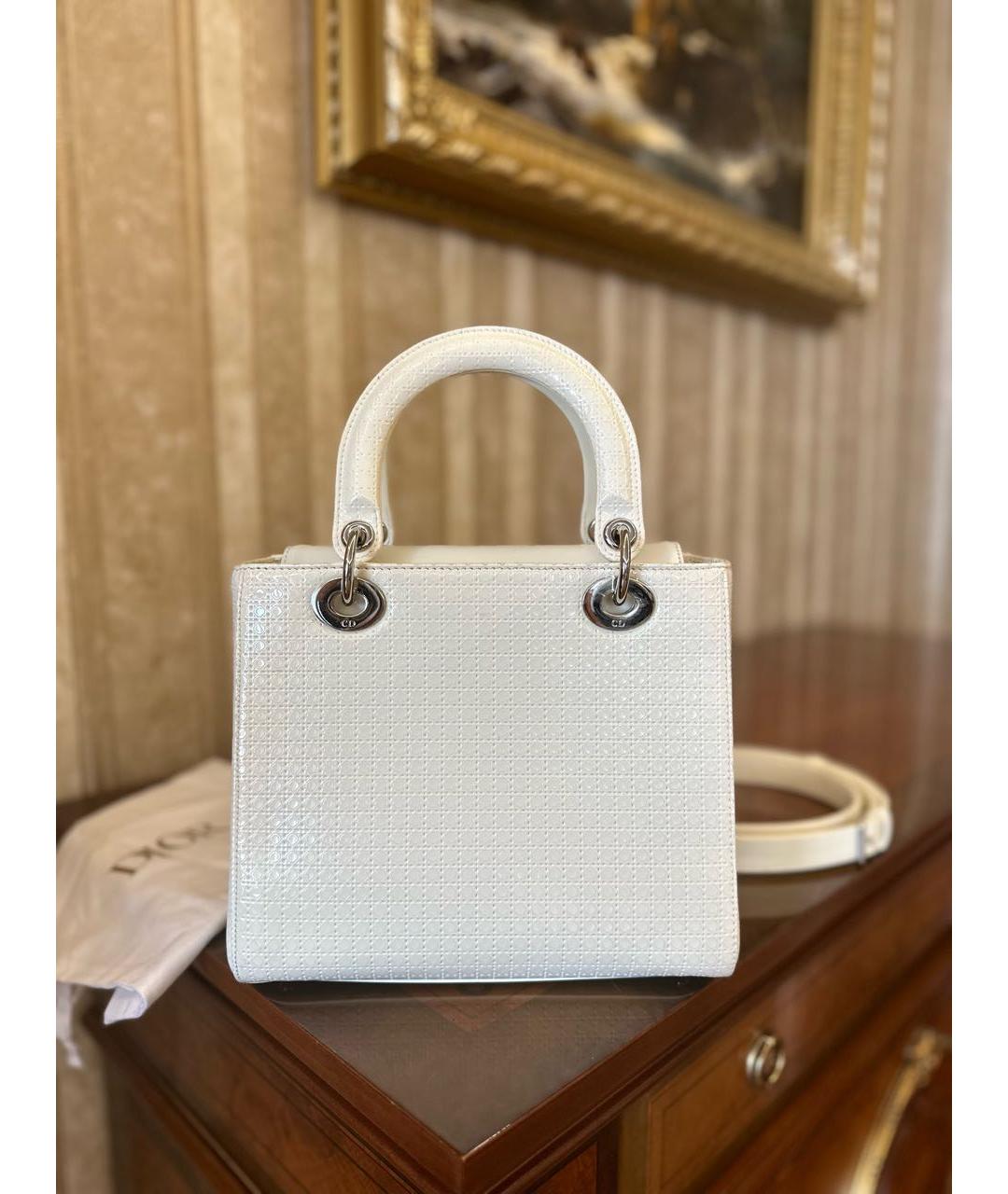CHRISTIAN DIOR Белая сумка с короткими ручками из лакированной кожи, фото 7