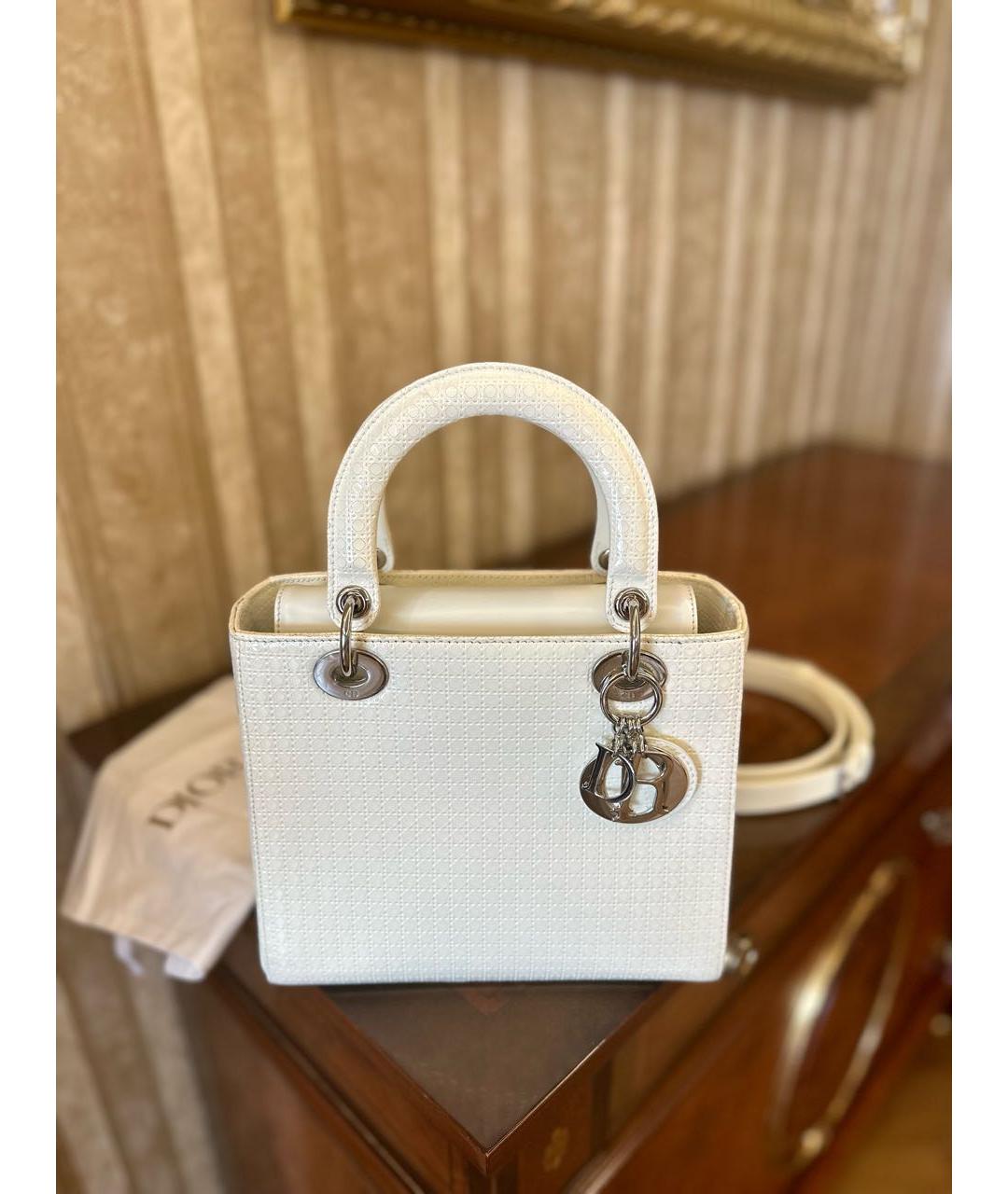 CHRISTIAN DIOR Белая сумка с короткими ручками из лакированной кожи, фото 5