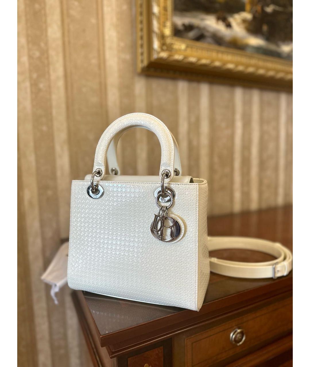 CHRISTIAN DIOR Белая сумка с короткими ручками из лакированной кожи, фото 4