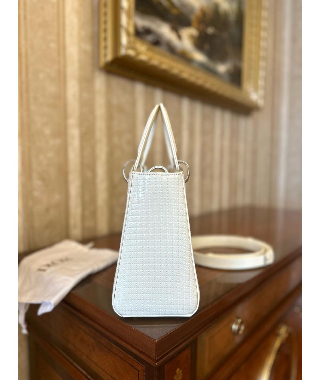 CHRISTIAN DIOR Белая сумка с короткими ручками из лакированной кожи, фото 6