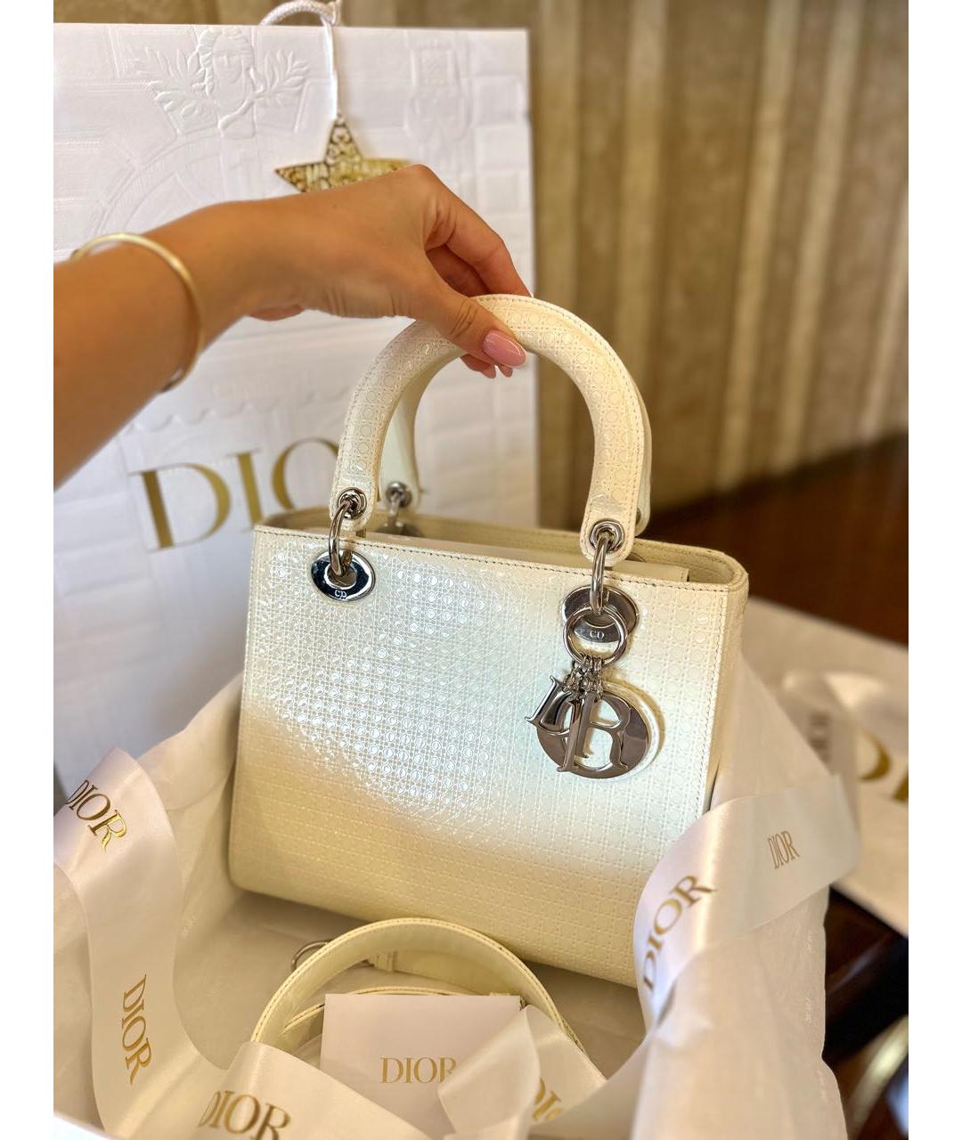 CHRISTIAN DIOR Белая сумка с короткими ручками из лакированной кожи, фото 3