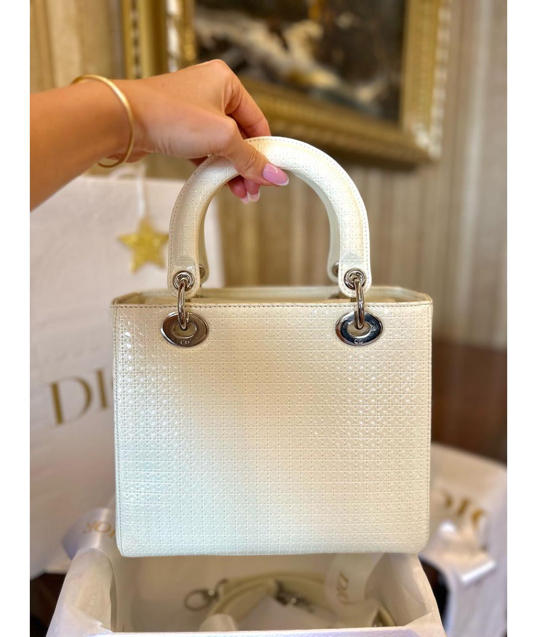 CHRISTIAN DIOR Белая сумка с короткими ручками из лакированной кожи, фото 5