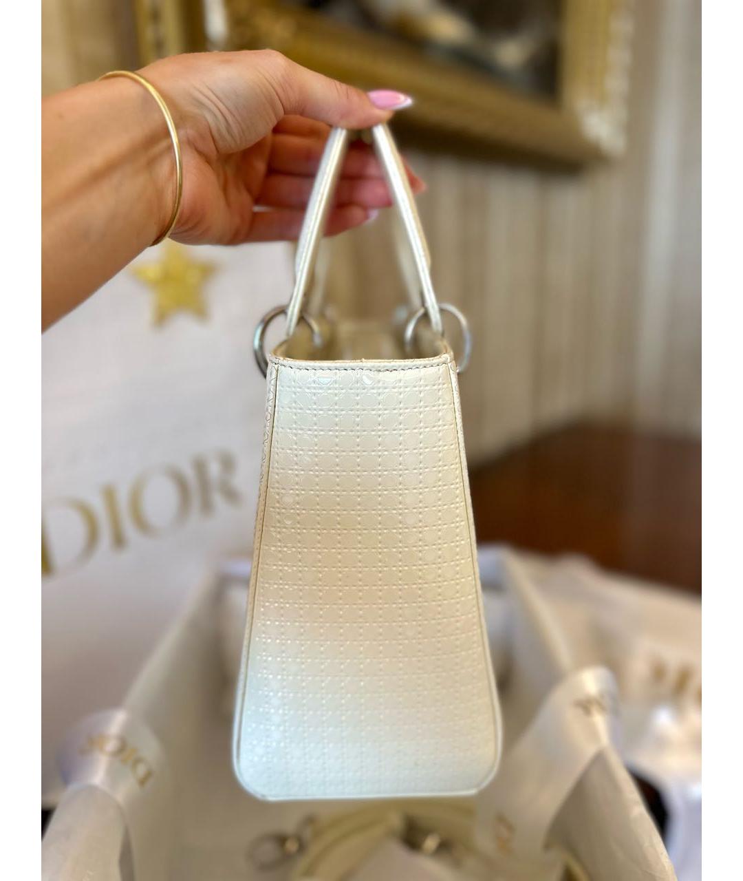 CHRISTIAN DIOR Белая сумка с короткими ручками из лакированной кожи, фото 7